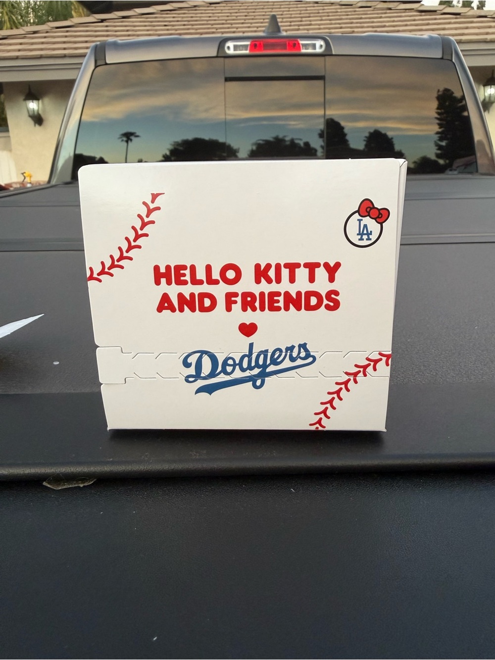 Los Angeles Dodgers Hello Kitty Limited Edition Plush keychain - Picture 3 of 4